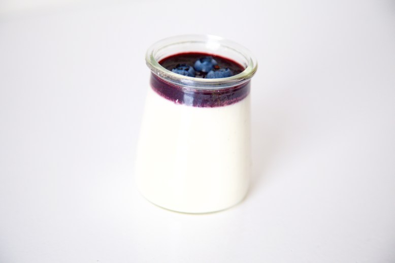 IMG_3531Griekse yoghurt panna cotta met blauwe bessen