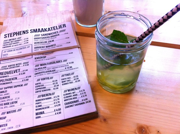 Kokoswater met limoen en munt bij Stephans Smaakatelier