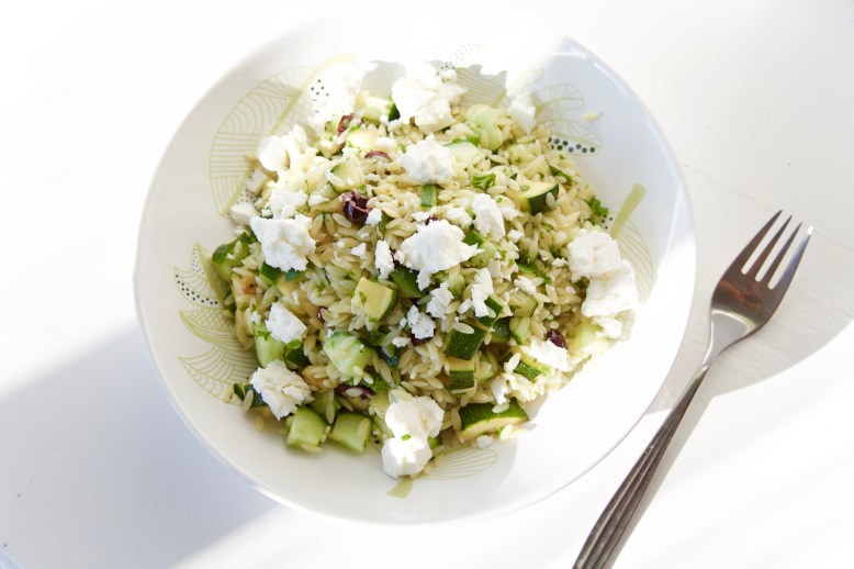 Zomerse orzo salade