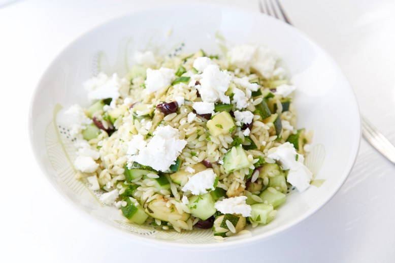 Zomerse orzo salade