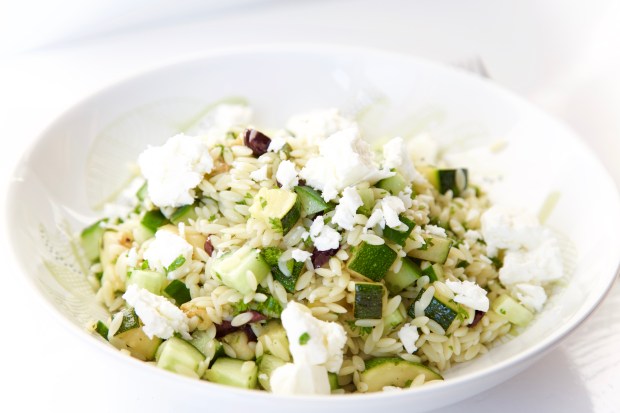 Zomerse orzo salade