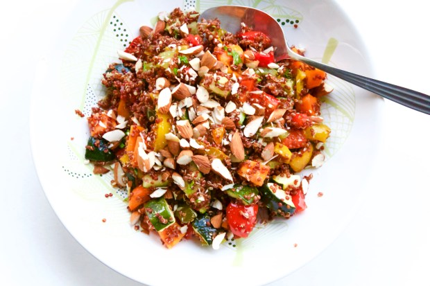 rode quinoa gegrilde groente schotel